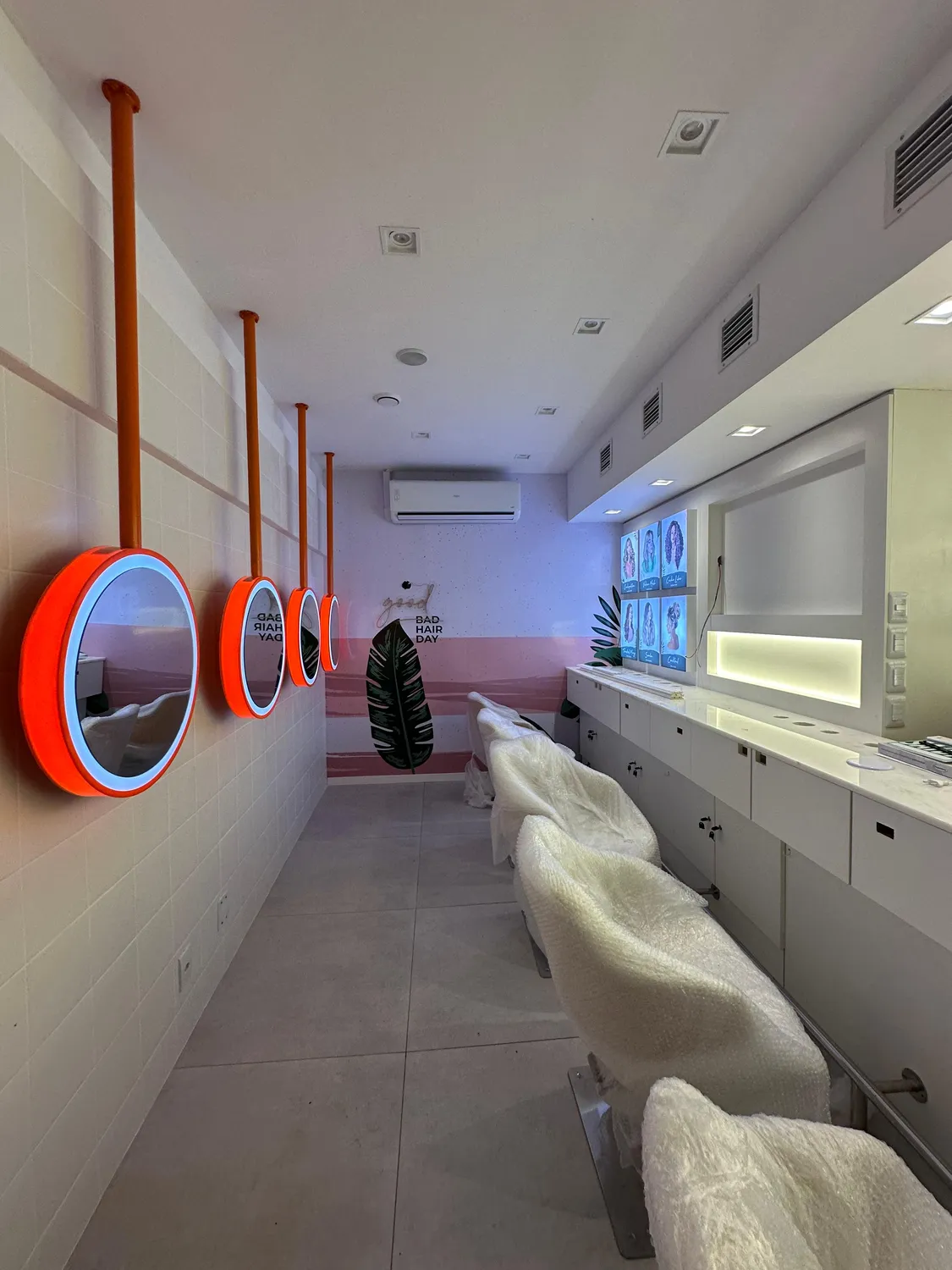 Franquia Blow: estações de atendimento com espelhos iluminados