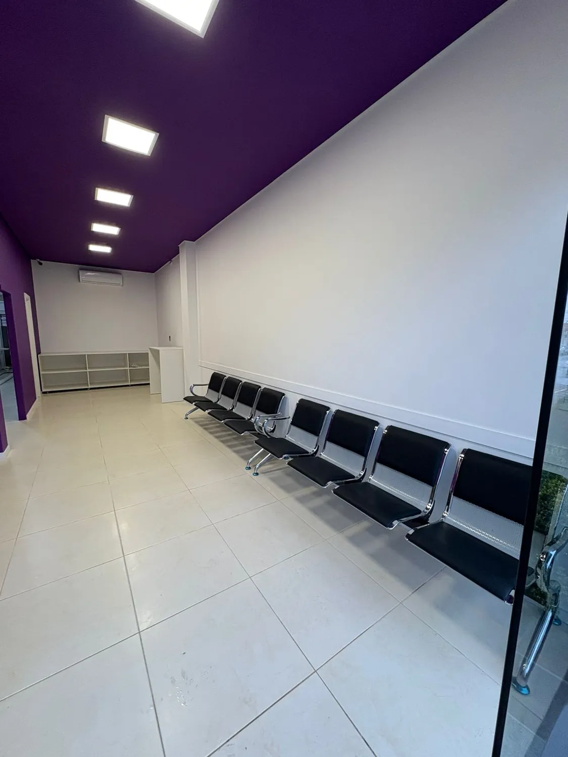Franquia Lavô: área de espera com longarinas e piso de porcelanato
