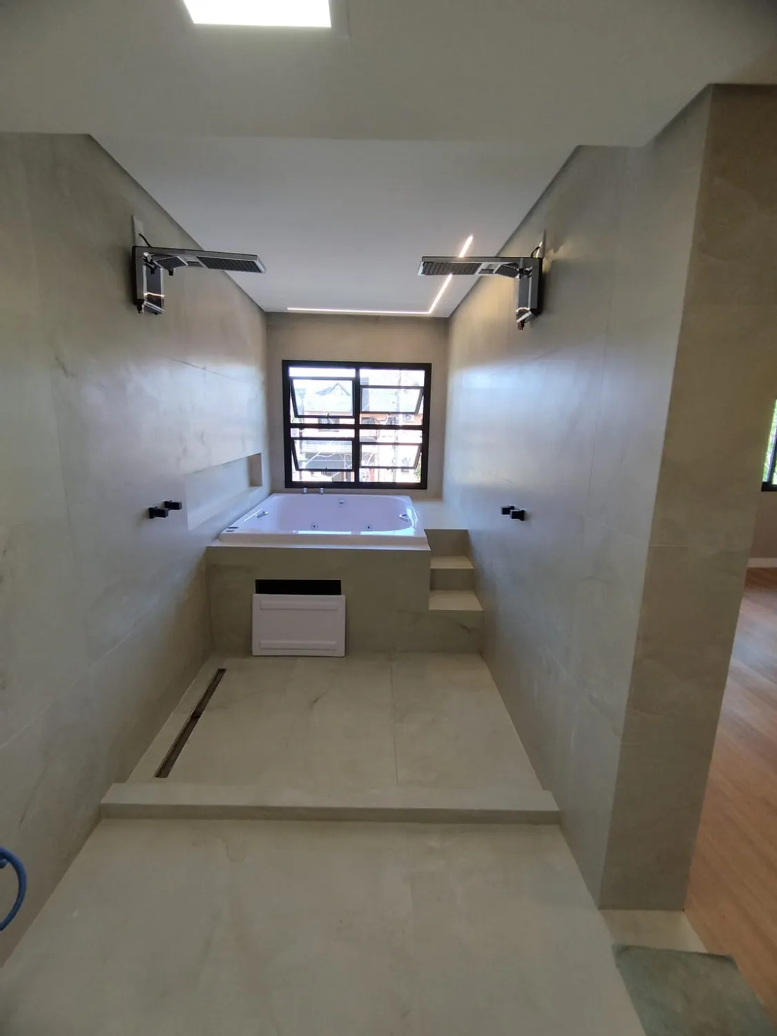 Reforma Residencial 357: banheiro com bancada e janela ao fundo