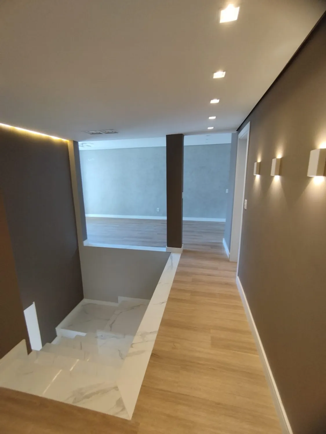 Reforma Residencial 357: corredor com iluminação de LED embutida no forro