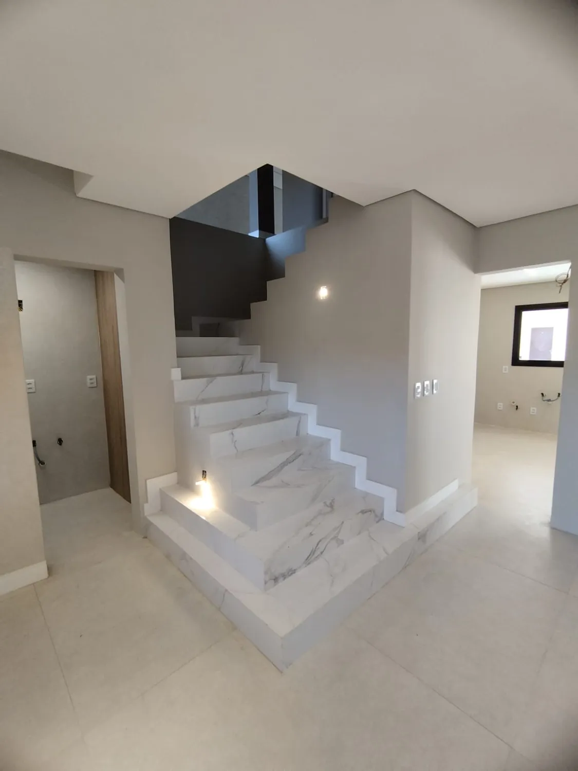 Reforma Residencial 357: escada revestida em porcelanato marmorizado