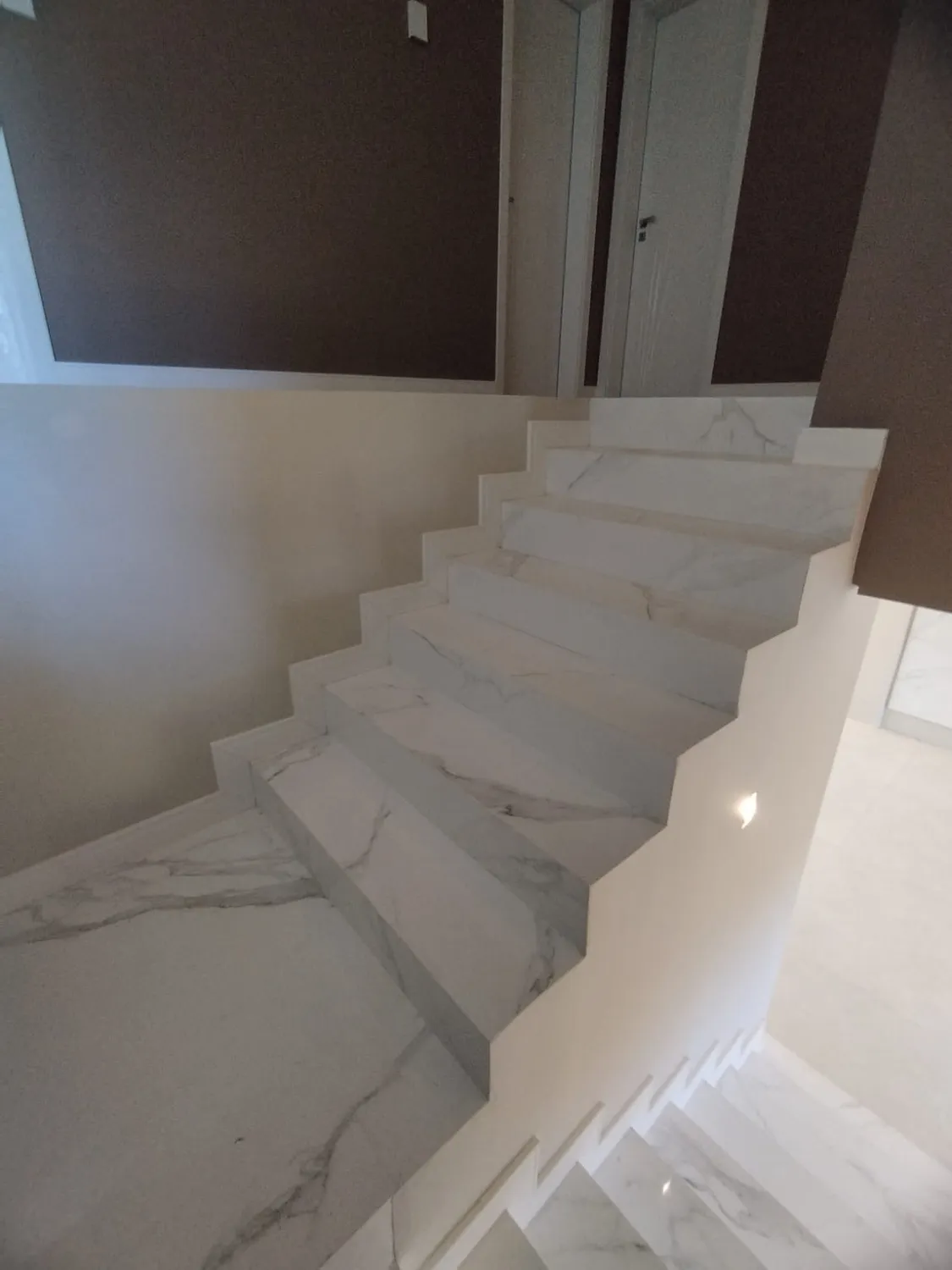 Reforma Residencial 357: escada com balizadores de luz na parede