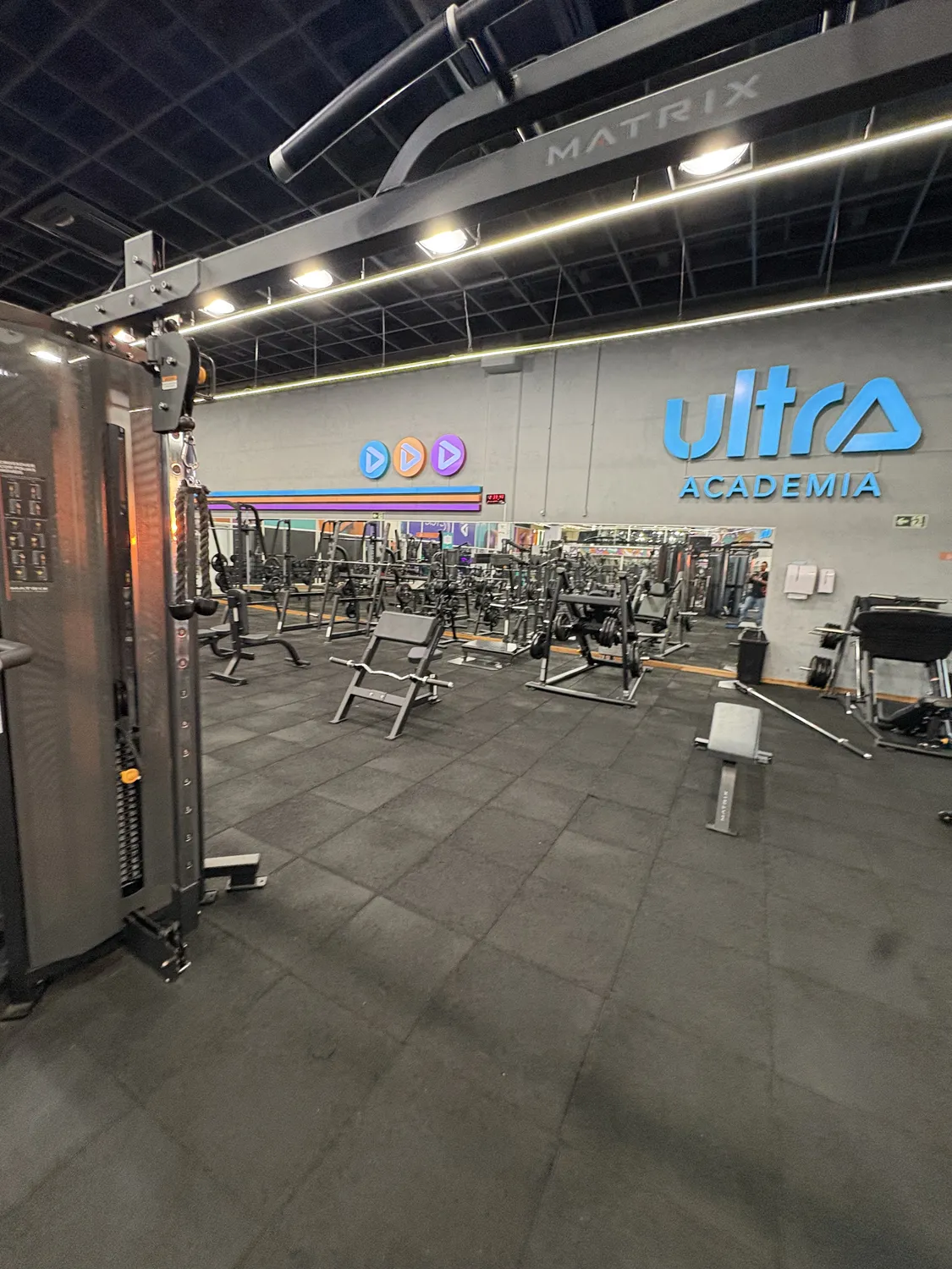 Reforma Ultra Academia: salão de musculação com equipamentos instalados