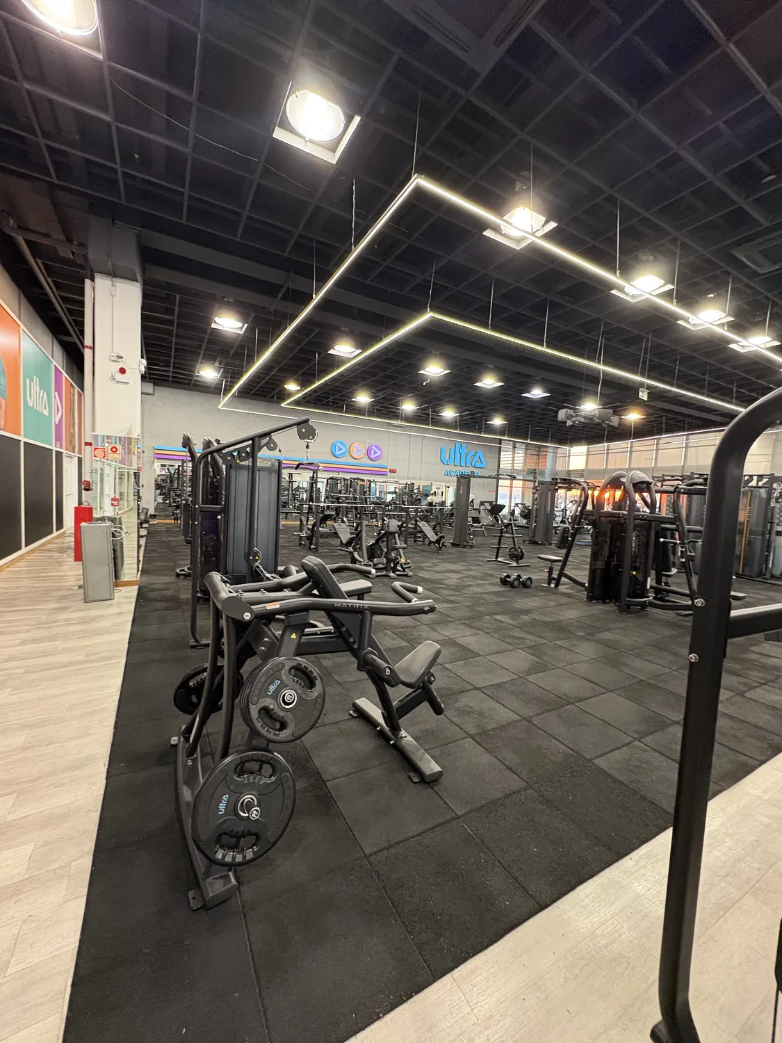 Reforma Ultra Academia: área de musculação com piso emborrachado